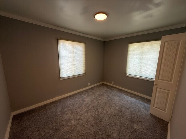 Building Photo - 1137 Pando Ave