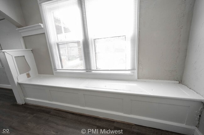 Building Photo - 824 E 44th St