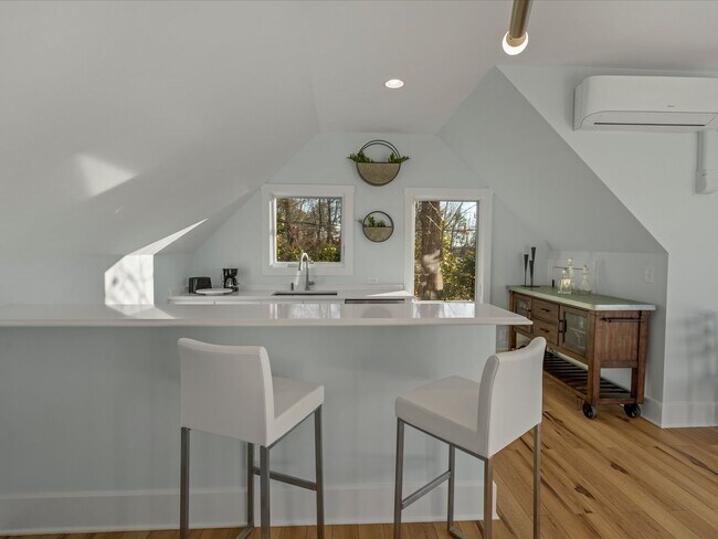 Building Photo - Studio Apt with waterviews on Lake Wylie!