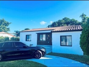 Building Photo - 3110 SW 19th Ter