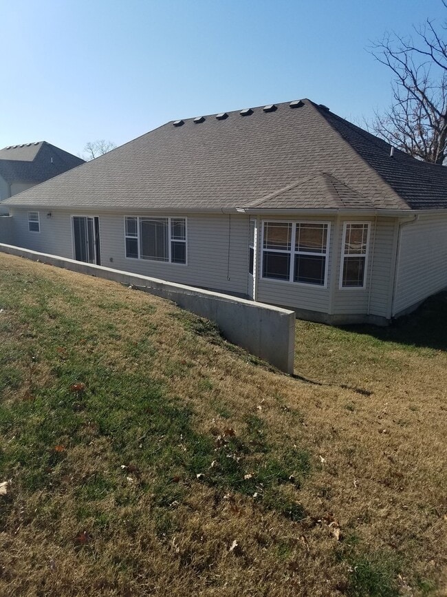 Building Photo - Quiet Country Living - Beautiful Available Now