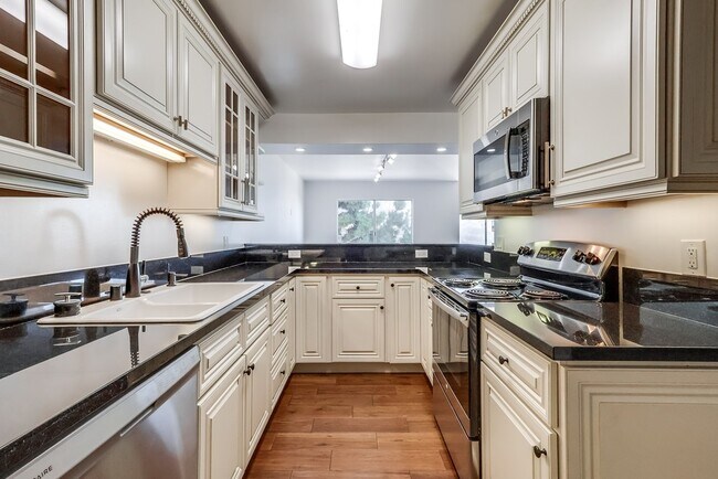 Building Photo - 435 N Oakhurst Dr