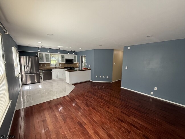 Building Photo - 2 Sapphire Ln