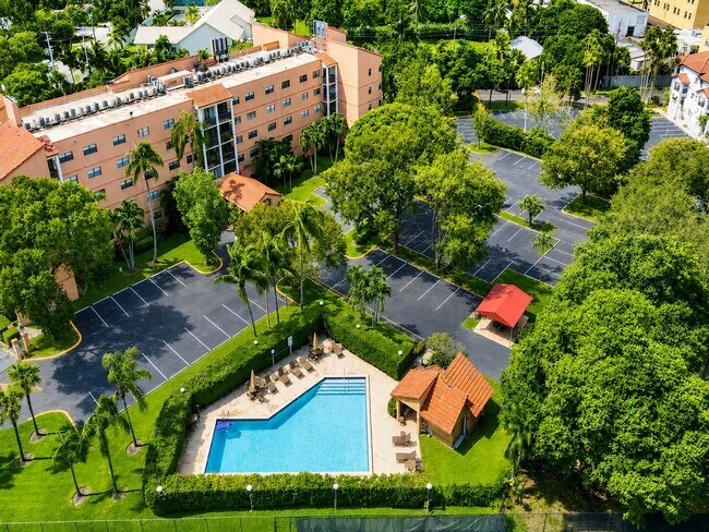 Building Photo - 620 Tennis Club Dr