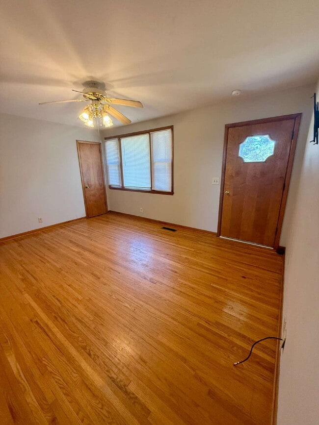 Building Photo - 3BR/2BA Home in Springfield surrounded by ...