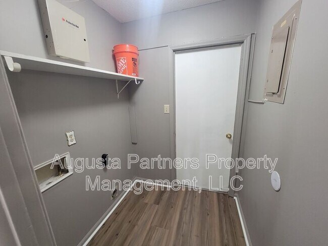 Building Photo - 3737 Woodcock Dr