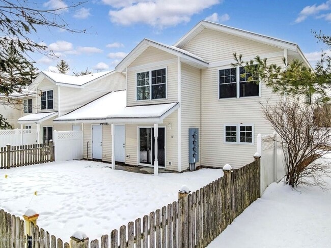 Building Photo - 3BR/2.5BA Townhouse Available July 1st!!! - Great Residential Neighborhood!!