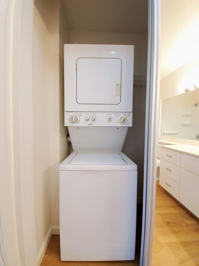 Building Photo - For Rent | 1 bedroom, 1 bath upstairs corner unit located in Sun Rise with 1 assigned parking stall