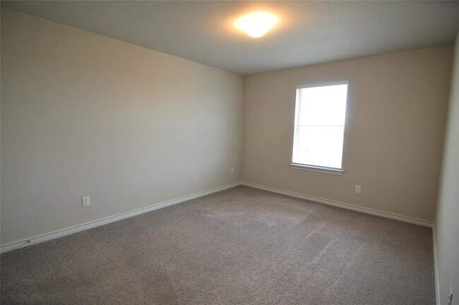 Building Photo - 212 Magna Ln