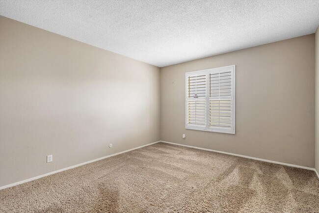 Building Photo - 960 Shorepoint Ct