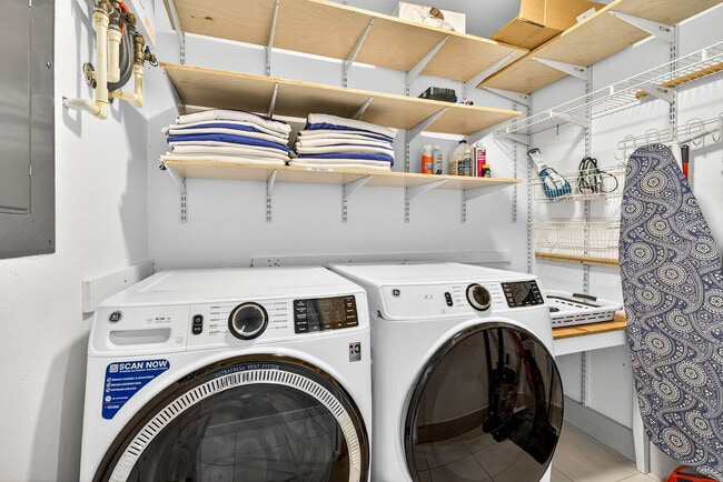 Building Photo - 318 S Burlingame Ave