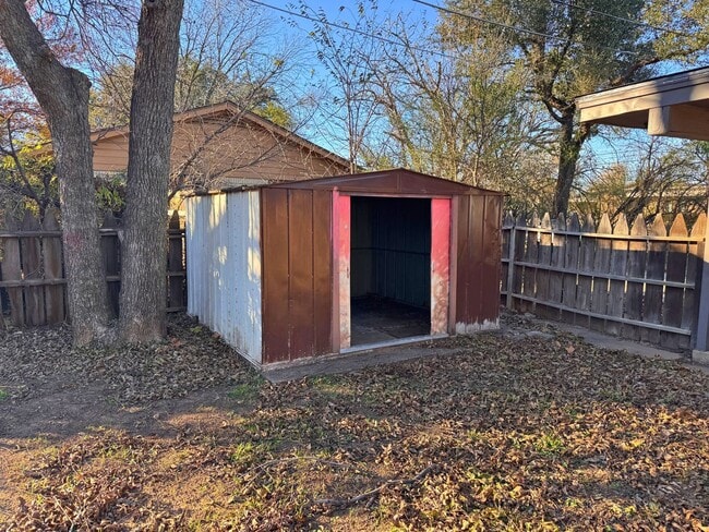 Building Photo - Adorable Mid Century Modern home on a corner lot!