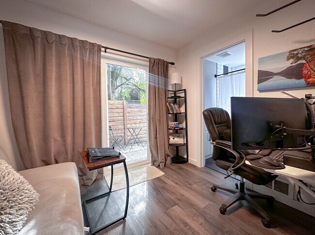 Building Photo - Modern 3 bed/ 2.5 bath townhome in Ballard!