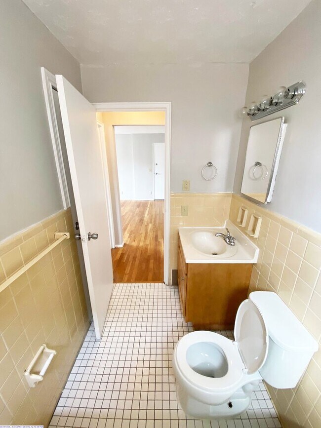 Building Photo - 566 Lowell Ave