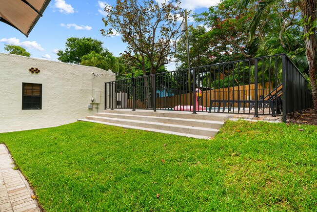 Building Photo - 828 35th St
