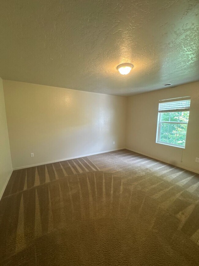Building Photo - Walking distance to Settlers Park