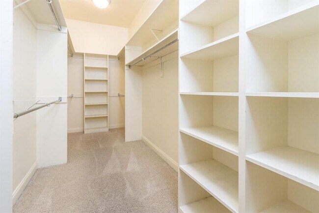 Building Photo - HOME FOR SALE or rent Gorgeous executive h...