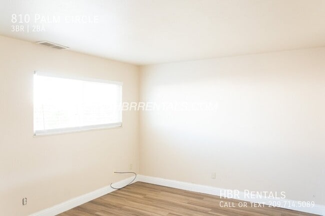 Building Photo - 810 Palm Cir