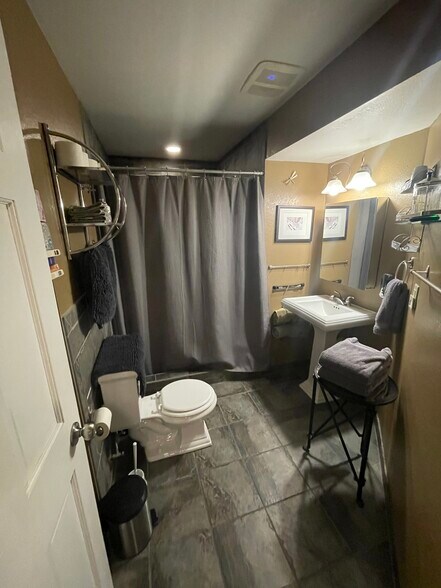 Building Photo - 1887 Hunters Dr