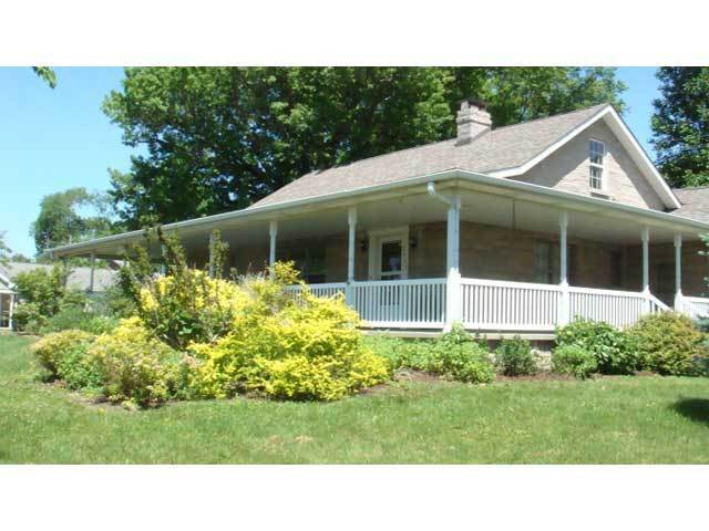 Primary Photo - Charming Three-Bedroom Home Near Universit...