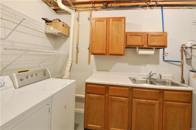 Building Photo - 869 Forest Trace Dr