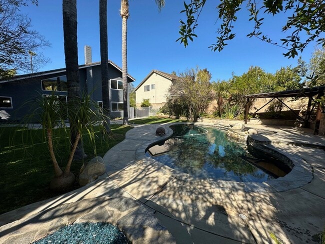 Building Photo - Stunning 4+3 pool home in Agoura Hills -Co...