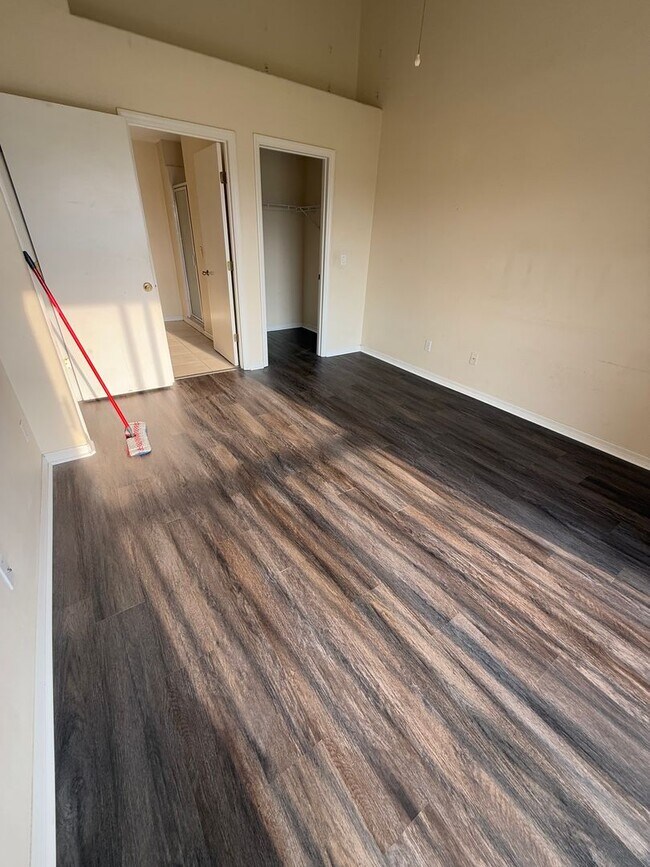 Building Photo - Second Floor 3 Bed 2 Bath Condo in South K...