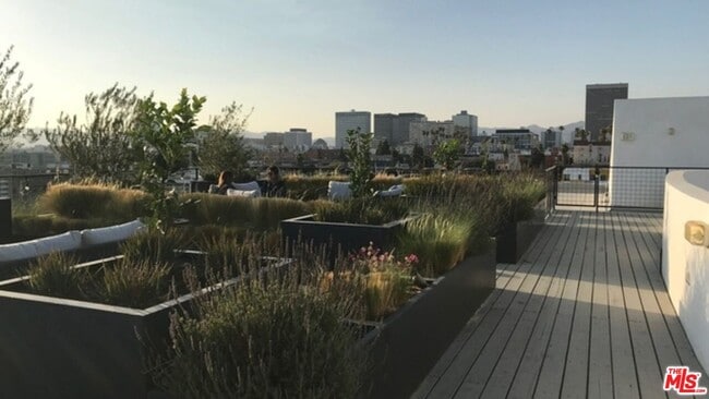 Building Photo - 1038 S Mariposa Ave