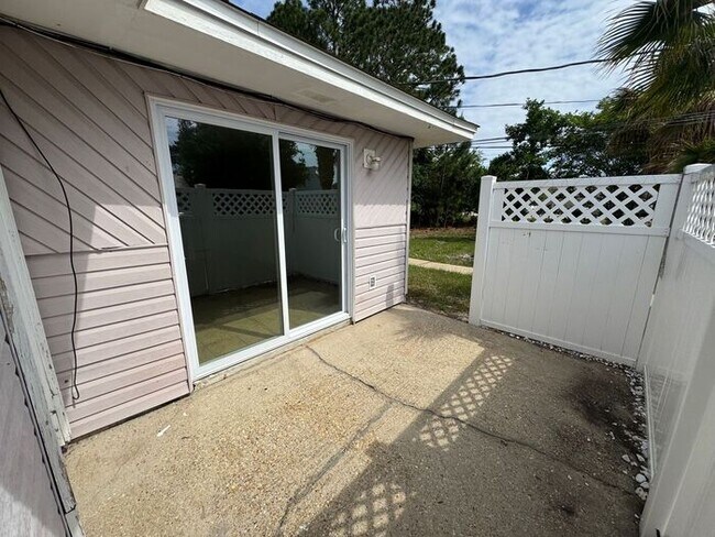 Building Photo - Gulf Breeze - Greenbriar Estates - 2 bed, 1 bath - Lawn care included
