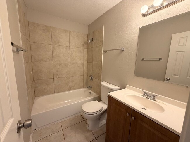 Building Photo - OPEN 3 BR W/ MASTER DOWN*STAINLESS STEEL A...