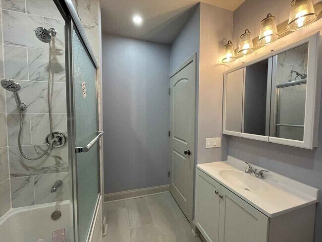 Building Photo - 1446 W Irving Park Rd