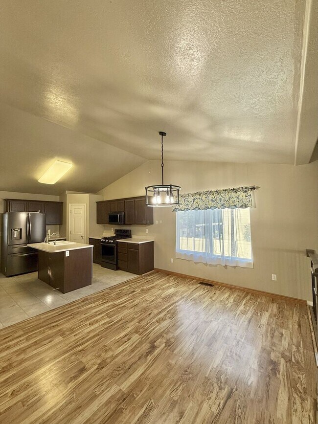 Building Photo - Your Perfect 5-Bedroom Retreat in Harrisvi...
