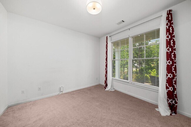 Building Photo - 2108 Charmond Dr