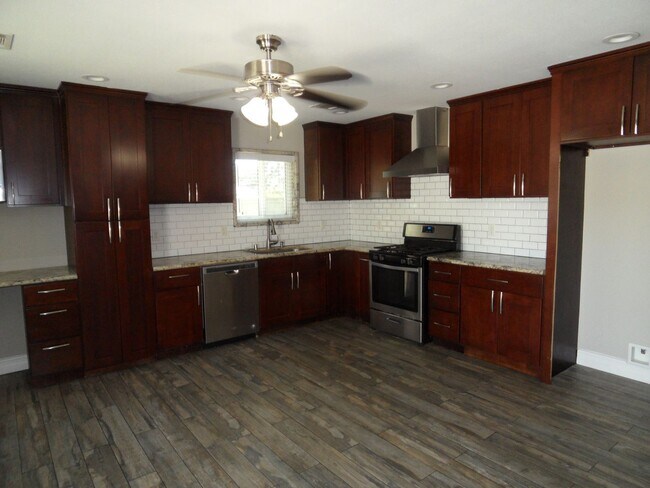 Building Photo - 300 1/2-204 1/2 E Mills Dr