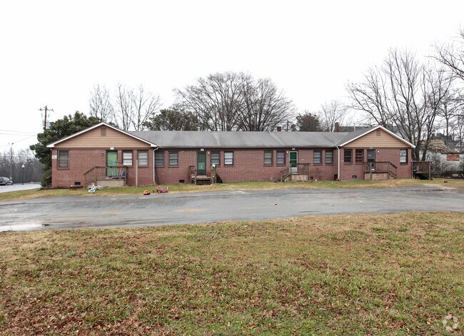 Building Photo - 2690 NW Keen St