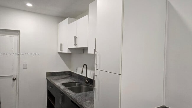 Building Photo - 3801 SW 31st Dr