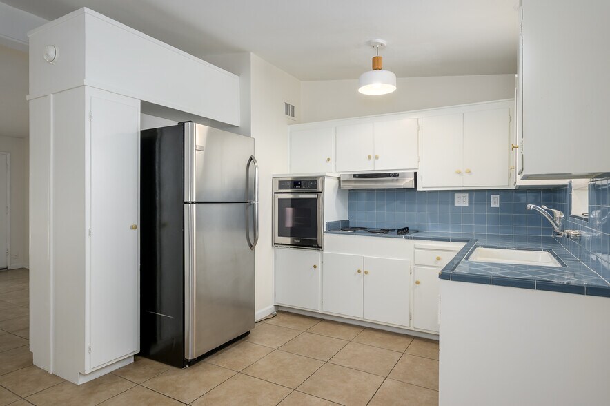 Kitchen 2 - 1809 E Colter St