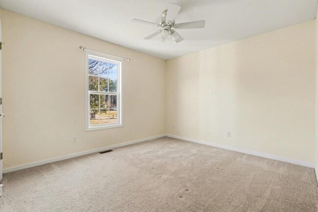 Building Photo - 386 Hill Rd