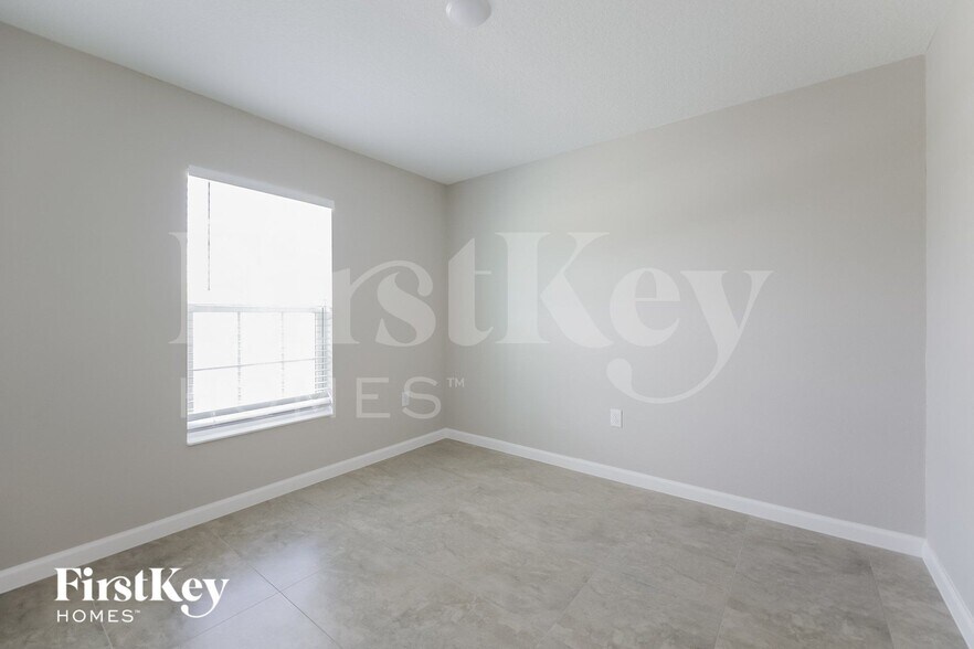 Building Photo - 513 Earhart Dr