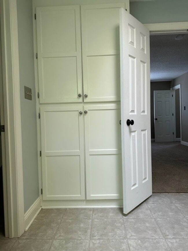 Building Photo - Maplewood