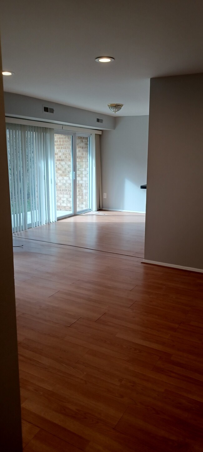 living /dining room - 8001 Chanute Pl