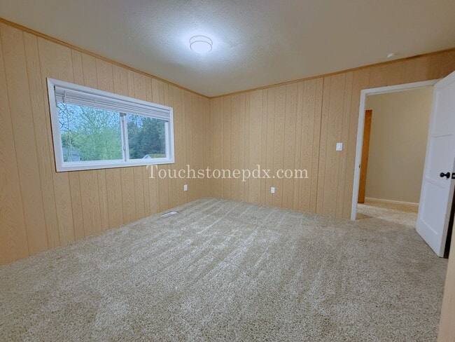 Building Photo - Bright Milwaukie Home with Deck and Large Yard!