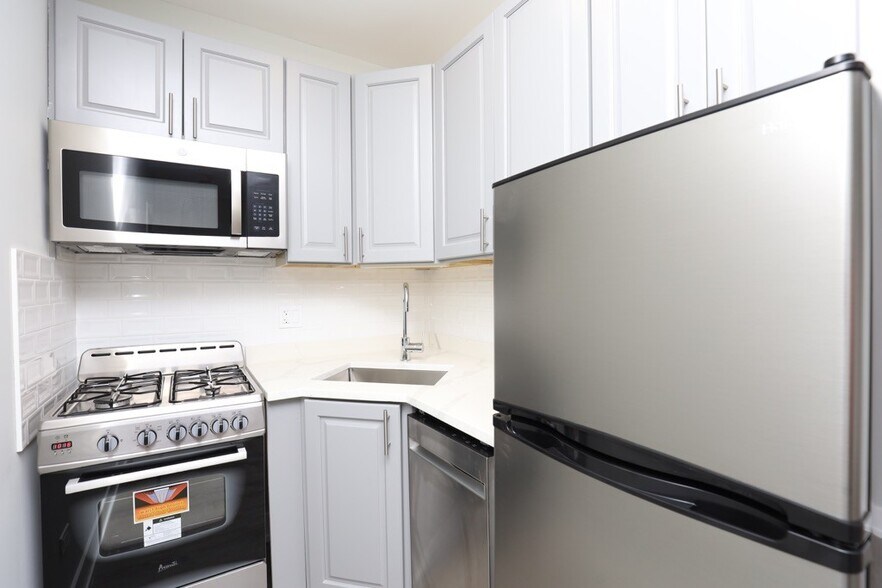 Building Photo - 510 W Belmont Ave