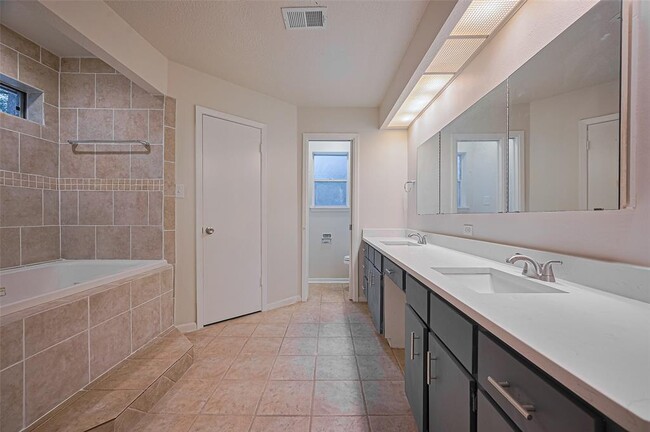 Building Photo - 520 S Rivershire Dr