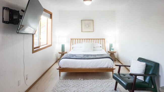 Building Photo - 19118 Soundview Dr NW