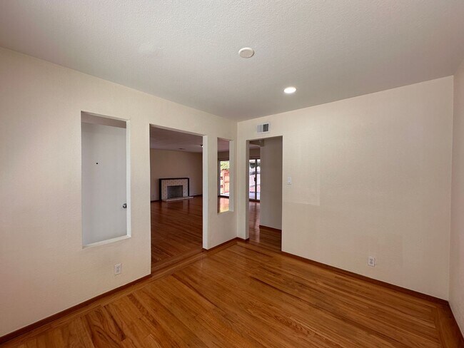 Building Photo - Updated 3/2 SFR w/ AC, BIG yard, move in r...