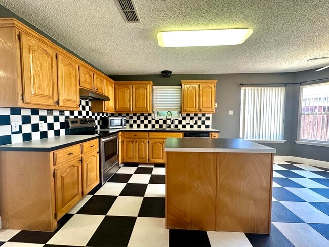 Building Photo - 6106 9th St