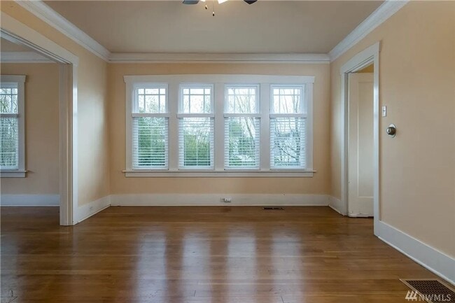 Building Photo - Charming 1BR/1BA Main Floor View Unit in D...