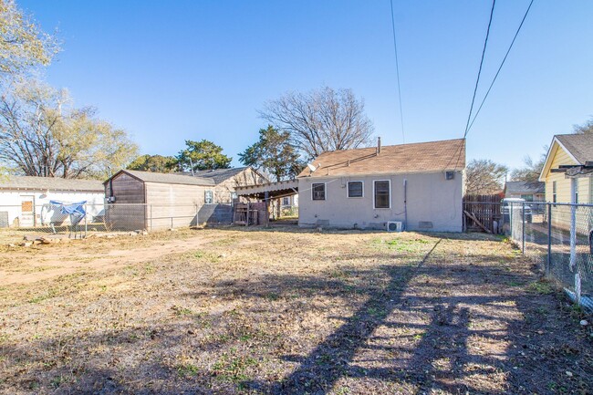 Building Photo - 2 bedroom 1 bathroom house in North Lubbock!