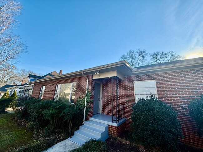 Primary Photo - Charming 2-Bedroom Apartment in Decatur, A...